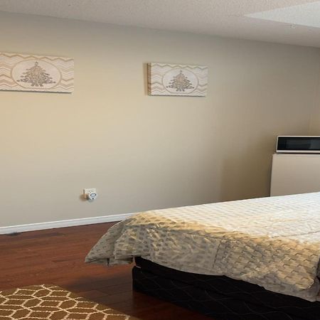 Bright Queen Room Close To Sheridan College And Airport Brampton Esterno foto