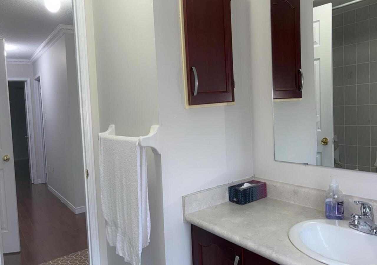 Bright Queen Room Close To Sheridan College And Airport Brampton Camera foto