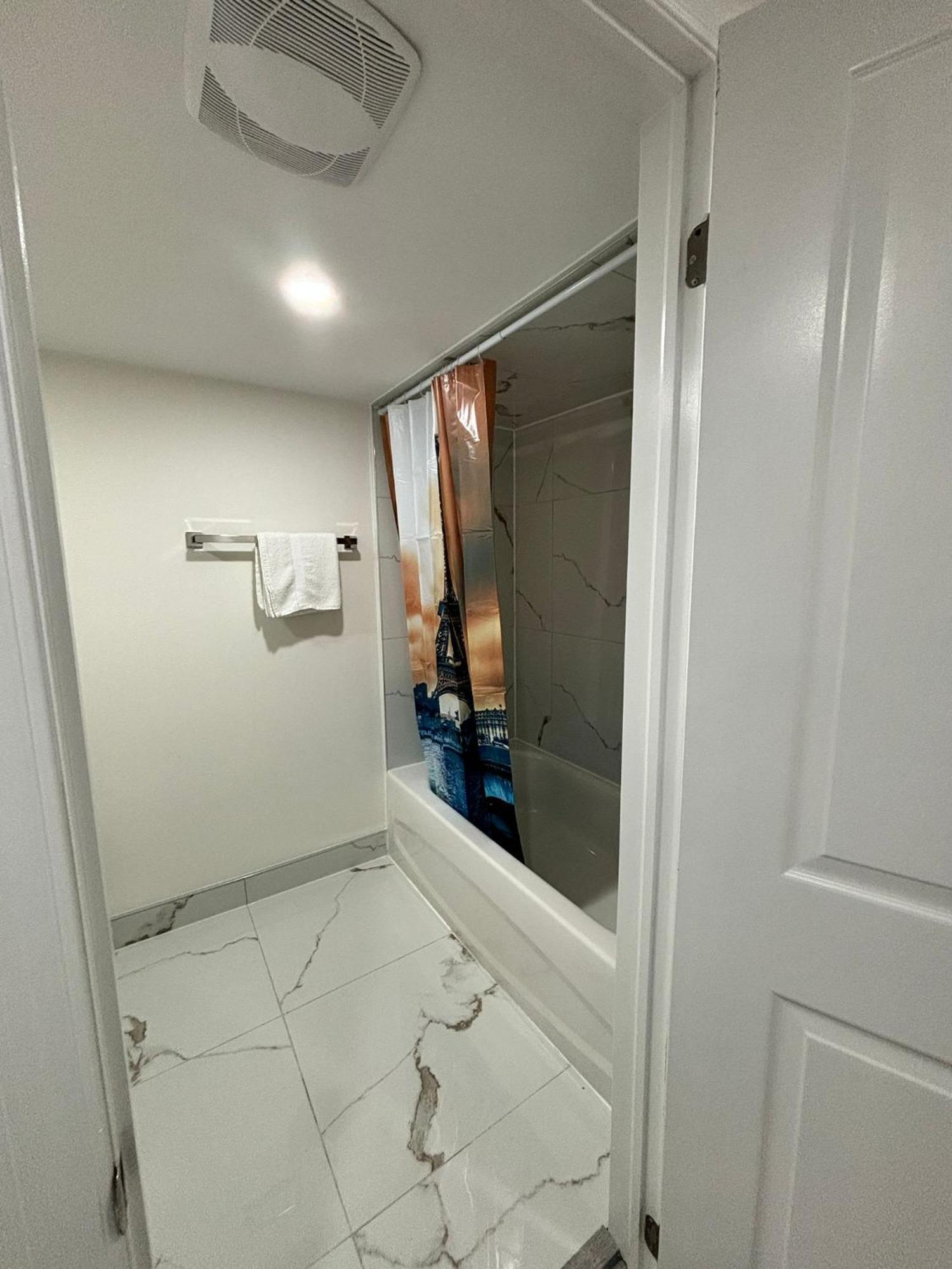Bright Queen Room Close To Sheridan College And Airport Brampton Esterno foto