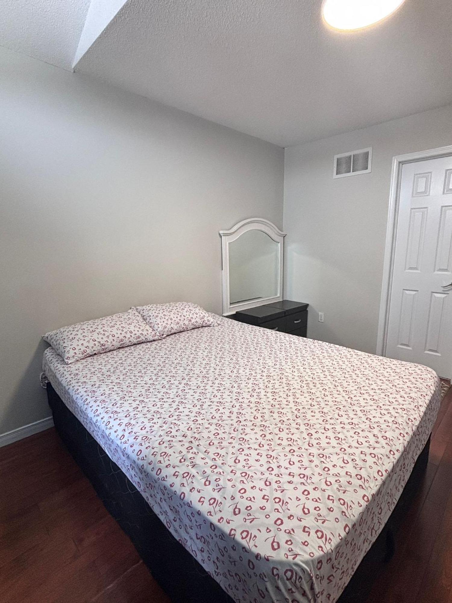 Bright Queen Room Close To Sheridan College And Airport Brampton Esterno foto