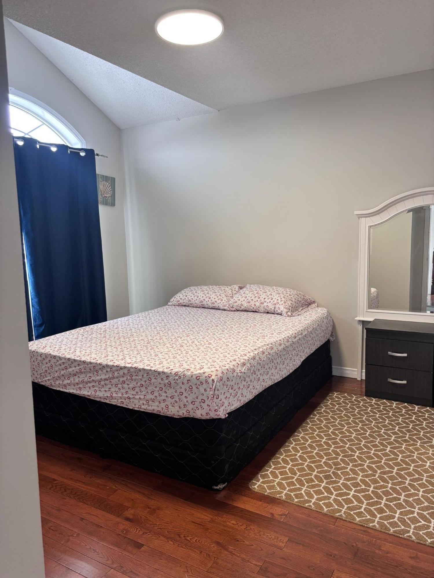 Bright Queen Room Close To Sheridan College And Airport Brampton Esterno foto
